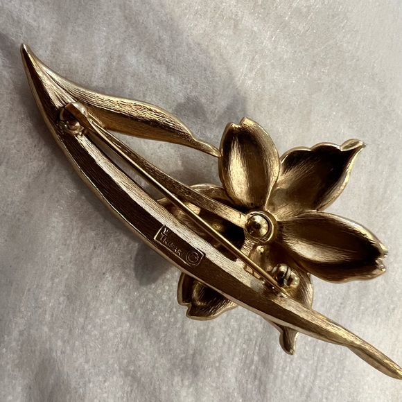 Vintage Signed Crown Trifari Narcissus Gold Tone Flower Brooch 2" Pin 3D RARE - Picture 7 of 8